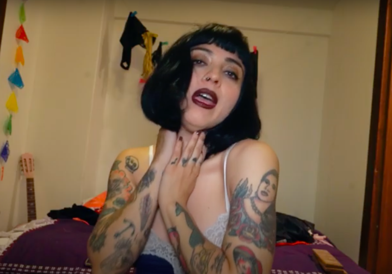 “Hoy me voy a tocar porque me siento biutiful”: Mon Laferte lanza nuevo single con video grabado en cuarentena