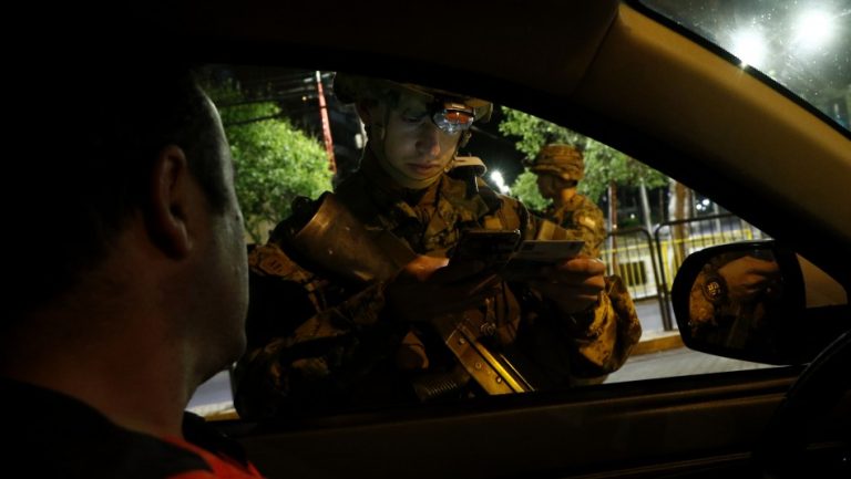Largas filas en El Bosque para solicitar permisos temporales: Acusan que la Comisaría Virtual no contempla sus necesidades
