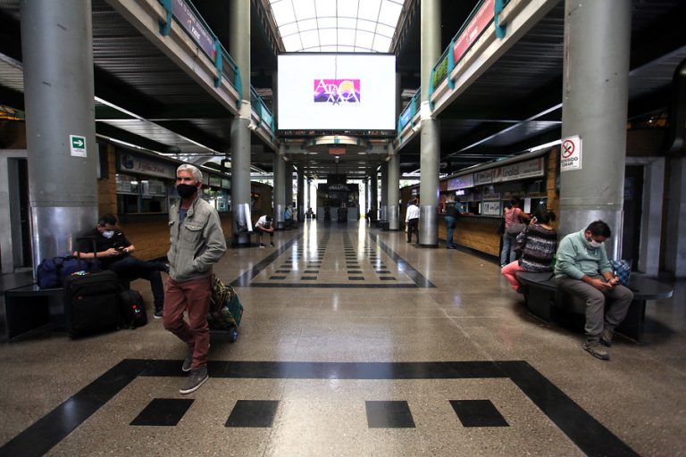 Ubican a 46 pasajeros que compartieron viaje con funcionaria del Hospital Félix Bulnes contagiada con COVID-19
