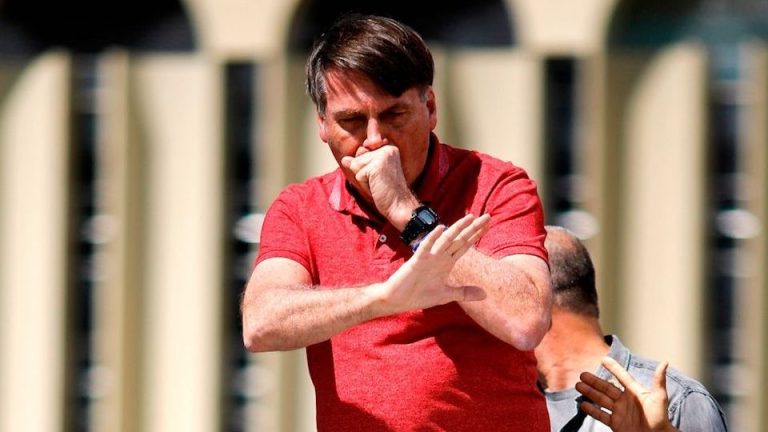 Tosiendo y sin mascarilla: Bolsonaro volvió a ignorar las recomendaciones y participó en manifestación contra la cuarentena