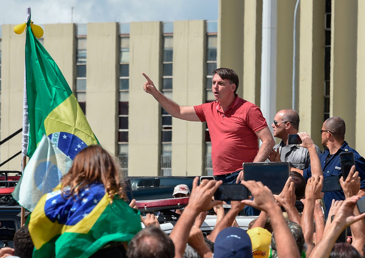 Bolsonaro defendió haber estado en masiva manifestación a pesar del coronavirus