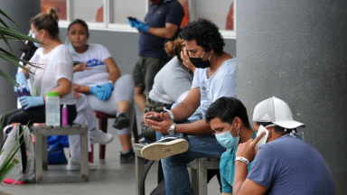 Ecuador endurecerá restricciones por el COVID-19 ante un mayor flujo de personas transitando
