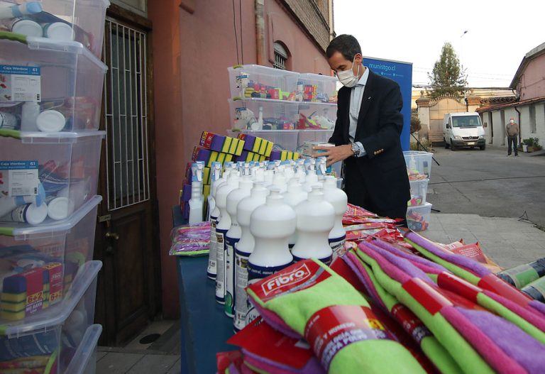 Municipalidad de Santiago entrega cajas con mercadería y kits de aseo a familias con casos de COVID-19