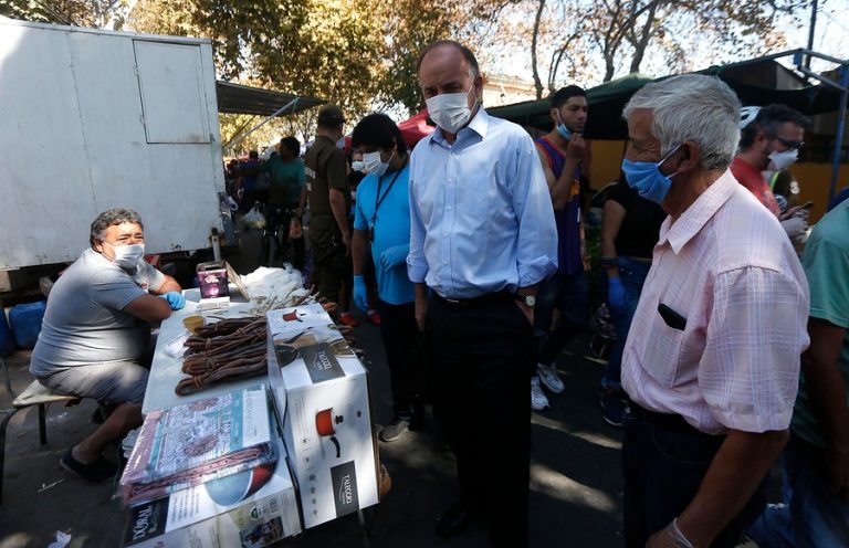 Ministro Walker llama a feriantes a no distorsionar precios y asegura que no hay ningún trabajador contagiado