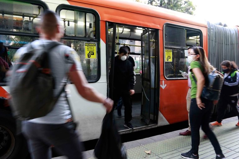 Choferes hacen cumplir las normativas: 7 de cada 10 pasajeros ya no usan el Transantiago
