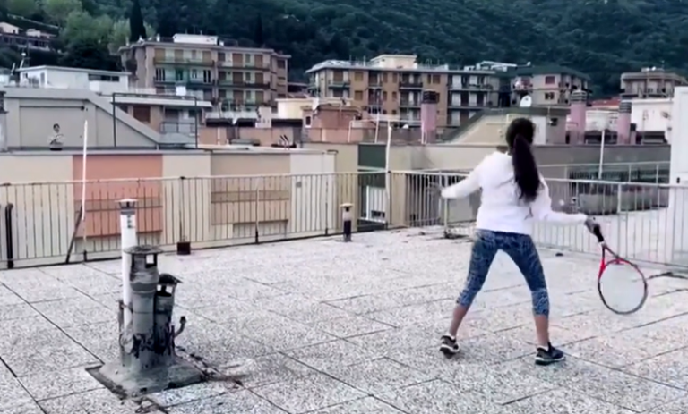 Dos niñas jugaron tenis desde las azoteas de sus edificios y se volvieron viral en todo el mundo