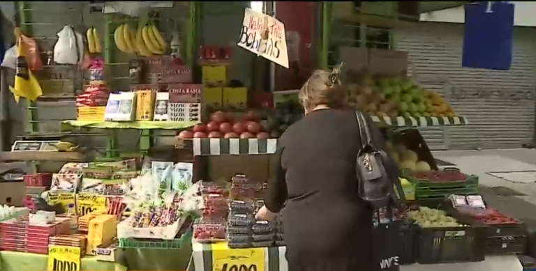 Un emprendimiento de frutas: Este es el único kiosko que permanece abierto en el centro de Santiago
