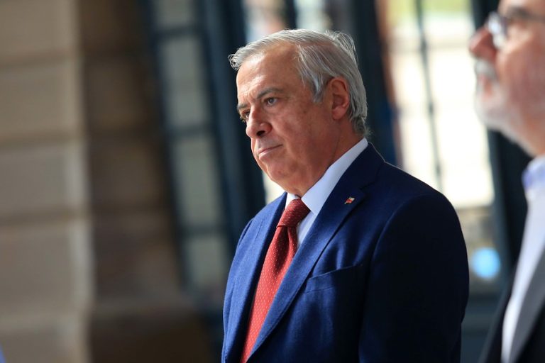 Polémico, trabajólico y cercano a Piñera: Así retratan al ministro Mañalich en perfil de agencia internacional