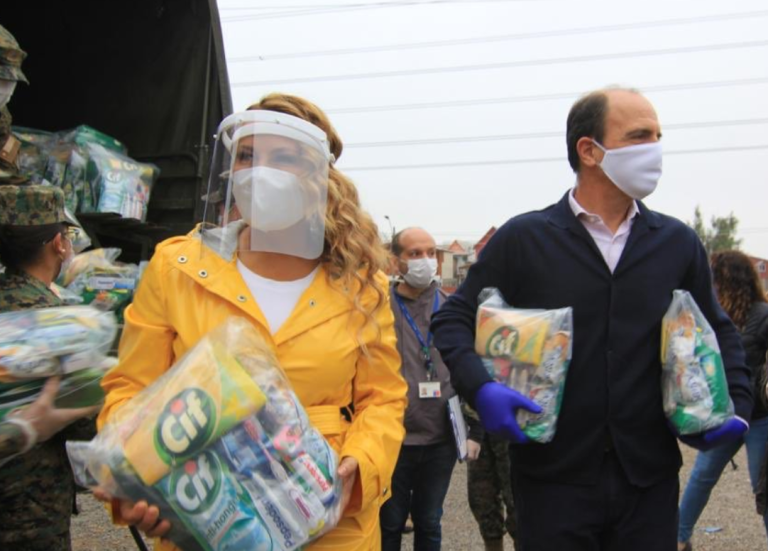 Barriga y Monckeberg entregan kits de aseo en campamento de Maipú para combatir contagios