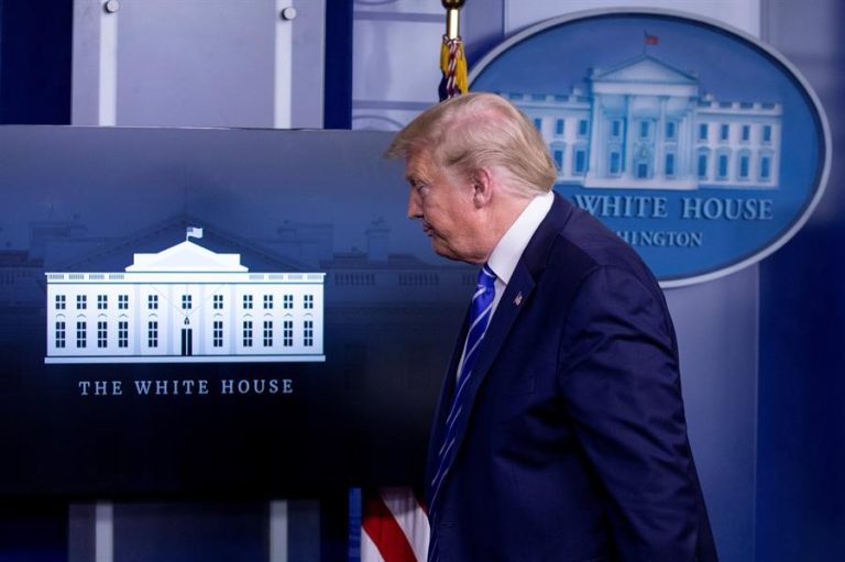 ¡No lo hagas! Trump sugirió que las personas con COVID-19 se inyecten desinfectante