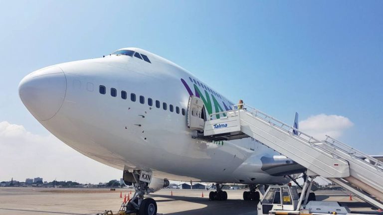 Con escudos faciales en asientos: Presentan diseños para clase económica de aviones post COVID-19