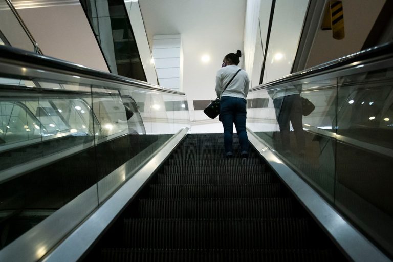 Encuesta Cadem: 66% prefiere esperar a que termine el invierno para reabrir los malls