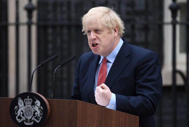 Boris Johnson rechaza relajar restricciones tras recuperarse del COVID-19 y volver a trabajar
