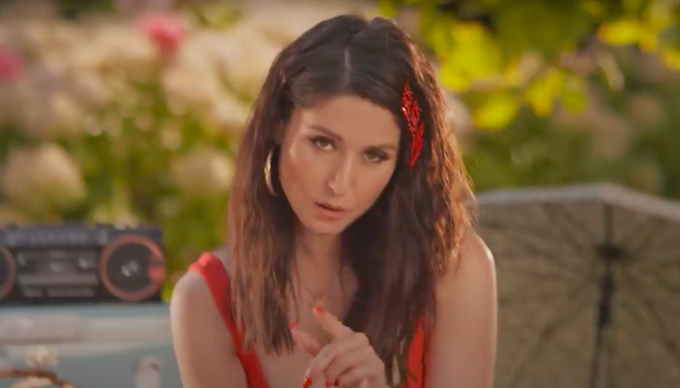 Francisca Valenzuela da un salto a los '60 en el video de 