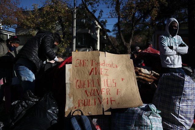 Arzobispado de Santiago acogerá a ciudadanos bolivianos varados que pasaron la noche en las calles de Providencia