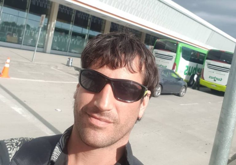 Félix Soumastre desinfecta hogares de ancianos gratis en medio de la pandemia