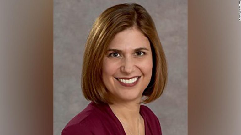 Doctora que se recuperó de COVID-19 y siguió atendiendo a contagiados se suicidó