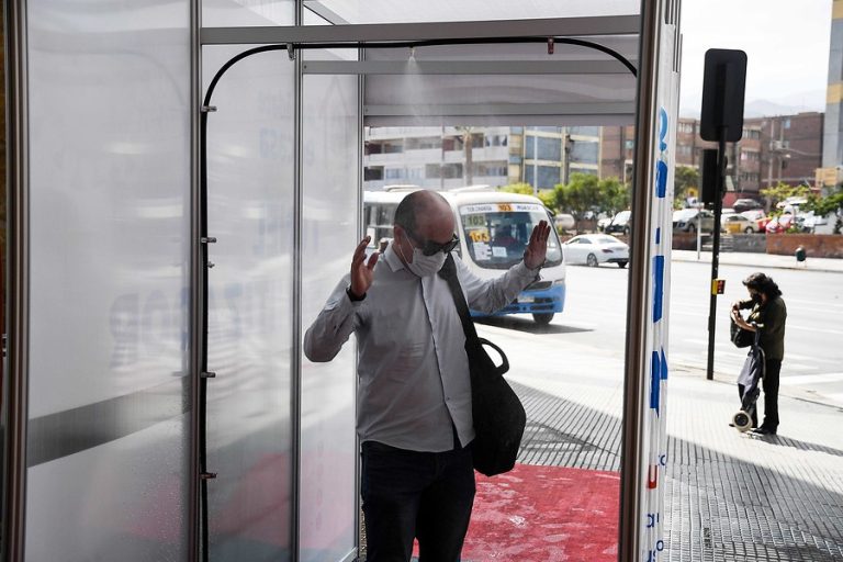 No están recomendados en humanos: Expertos vuelven a rechazar el uso de túneles sanitizadores