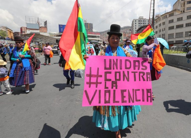 Intento de femicidio indigna a Bolivia: Sujeto habría atacado a su pareja y a su hija con ácido