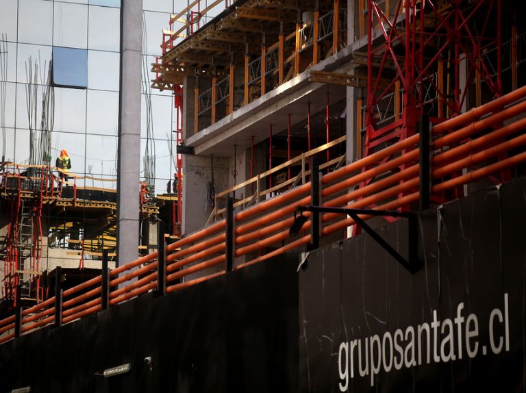 Ventas de viviendas nuevas se desploman y precios de arriendos bajan en torno al 15%