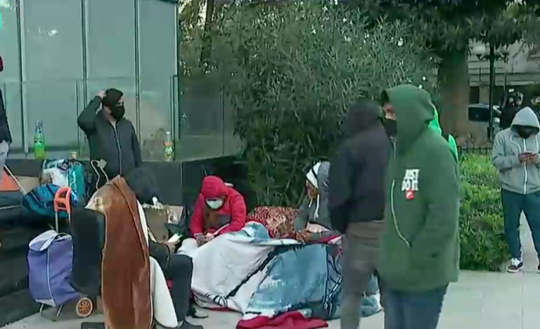 Ciudadanos peruanos duermen afuera del consulado y piden gestiones para retornar a su país