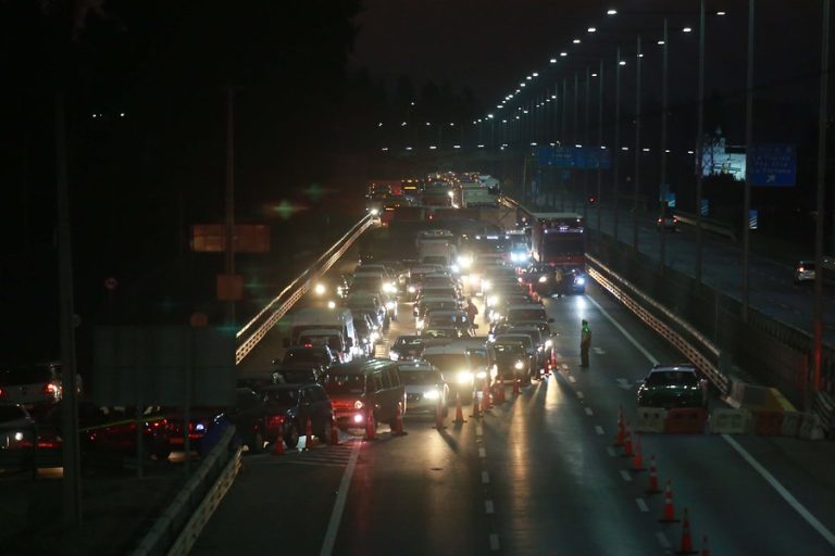 5 comunas entraron en cuarentena y automovilistas vuelven a provocar congestión en carreteras