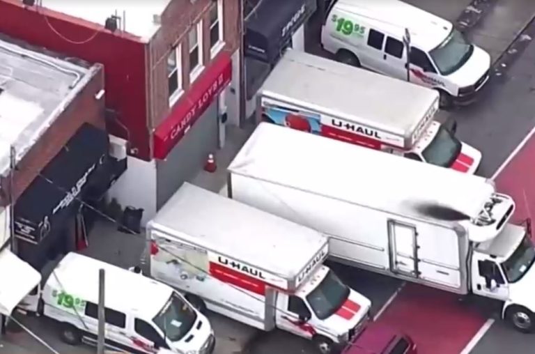 Encuentran 60 cuerpos en descomposición en camionetas de funeraria en Nueva York