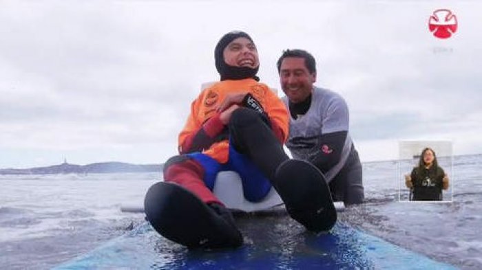 El agua los unió aún más: Padre e hijo surfean por amor y rehabilitación