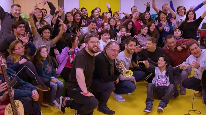 Emocionante: Tommy Rey cantó junto a sus alumnos de la Teletón