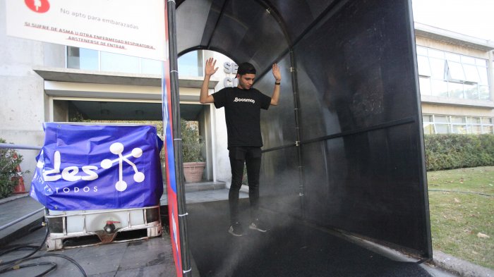 Joaquín Lavín implementó túnel sanitario para matar el coronavirus