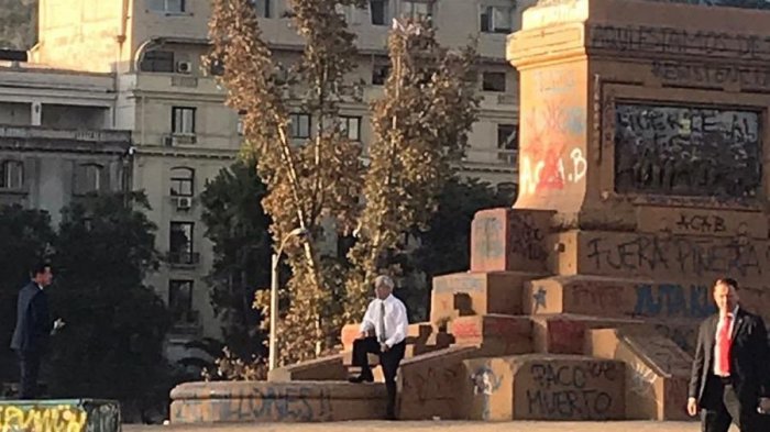 Joaquín Lavín se refirió a la fotografía de Sebastián Piñera en Plaza Italia: 
