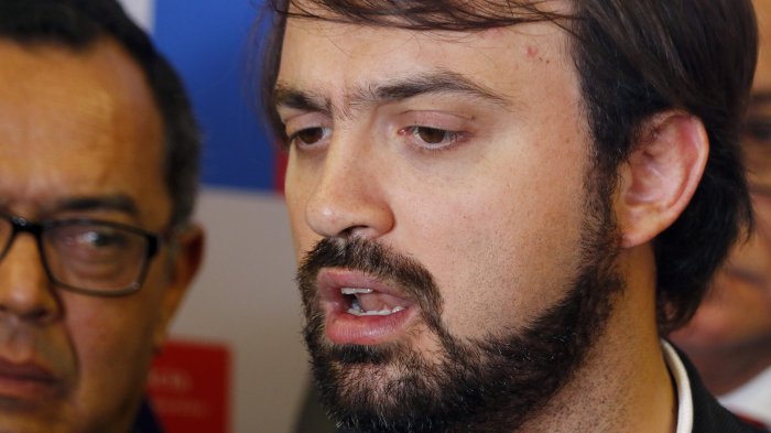 Jorge Sharp pide cordón sanitario para Valparaíso: Alcaldes del litoral no quieren turistas durante semana santa