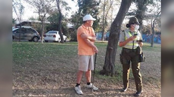 Vecino de Las Condes fue sorprendido jugando golf en una plaza en medio de cuarentena