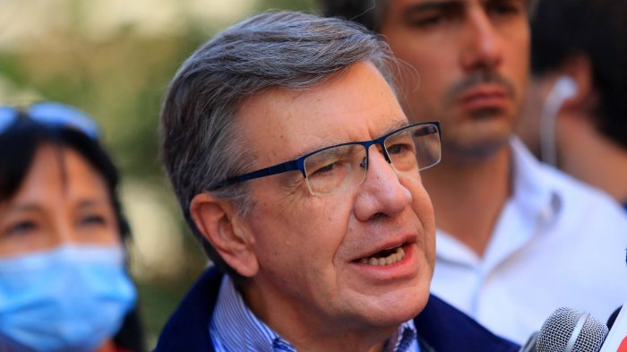 Joaquín Lavín se sumó a la petición de los alcaldes de no adelantar vacaciones de invierno