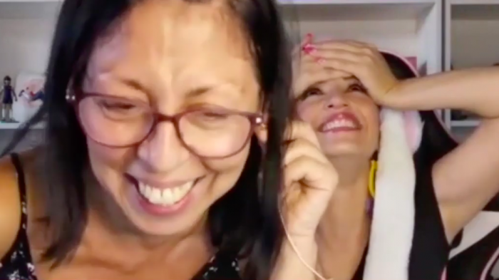 Mamá de Lorena Miki sorprendió con su humor y osadas bromas en CHV En Casa