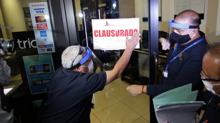 Fiscalizadores municipal clausuró locales comerciales en intermodal de La Cisterna