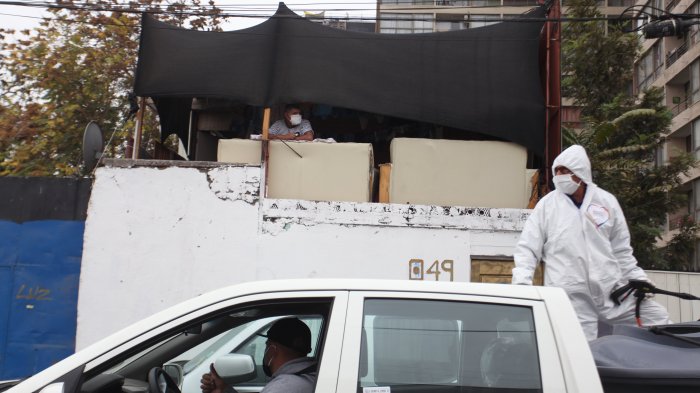 Dueña de propiedad de Estación Central con brote de Covid-19 acusa que fue tomada hace años