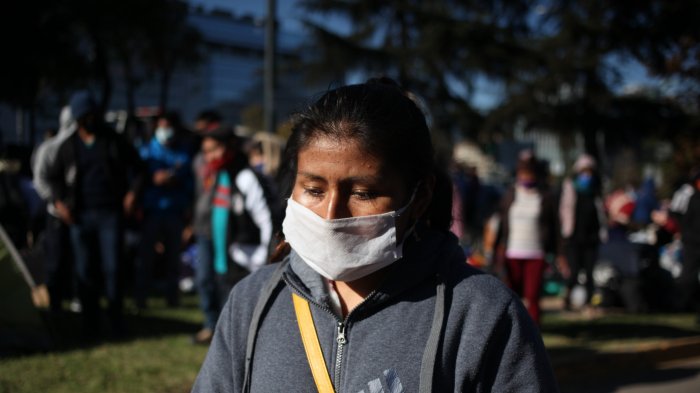 Más de 400 bolivianos se apostaron frente al consulado: Piden ayuda para volver a su país