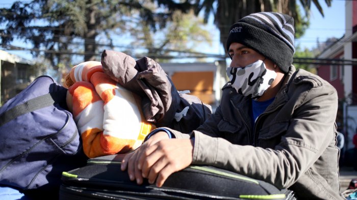 Joaquín Lavín ofreció ayuda a bolivianos varados frente a consulado en Providencia