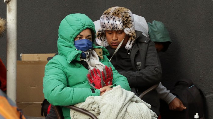 Familias peruanas piden ayuda para volver a su país: Cerca de 50 personas durmieron fuera del consulado