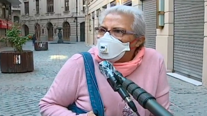 Mujer de la tercera edad emocionó con estremecedor relato en las afueras del Compin