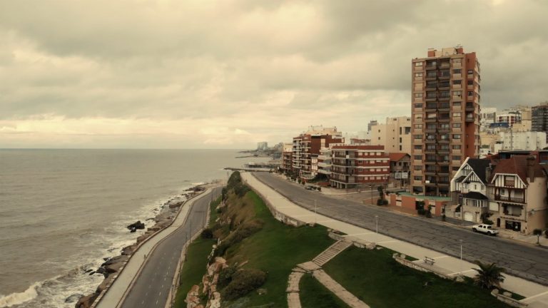 “Un mundo en cuarentena”: Las imágenes de las ciudades completamente desiertas captadas por un drone