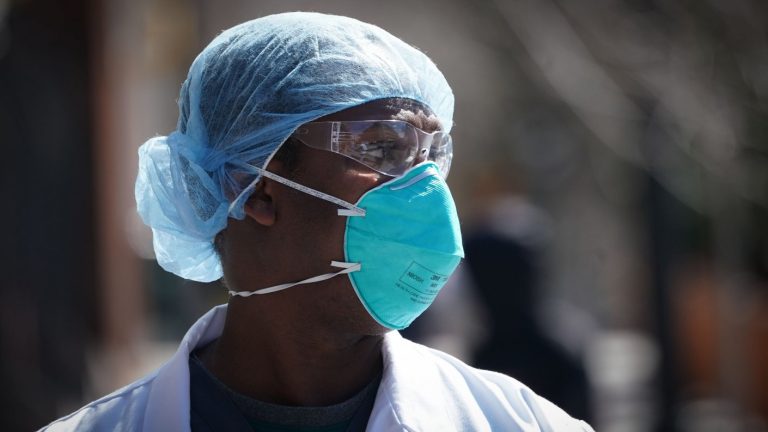 Universidades evalúan flexibilizar requisitos de titulación en Medicina y adelantar egreso de alumnos