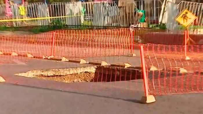 Socavón paralizó el tránsito en plena Alameda hacia el oriente