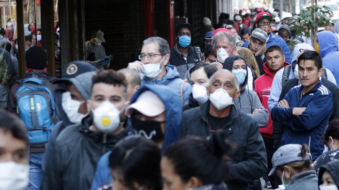 Largas filas en Santiago Centro y Puente Alto para cobrar seguro de cesantía en plena crisis sanitaria