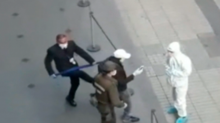 Guardia de AFC golpeó a ciudadano haitiano supuestamente contagiado de COVID-19