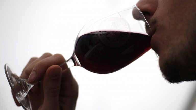 Combatir la angustia del confinamiento con vino o cerveza no es una idea tan buena como crees