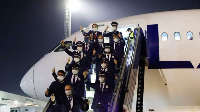 Llegan a Chile un millón de mascarillas donadas por la familia Luksic para el personal de salud