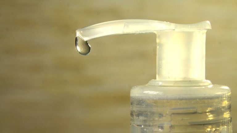 Así se crea alcohol gel a partir de la cerveza (incluso se puede hacer de forma casera)