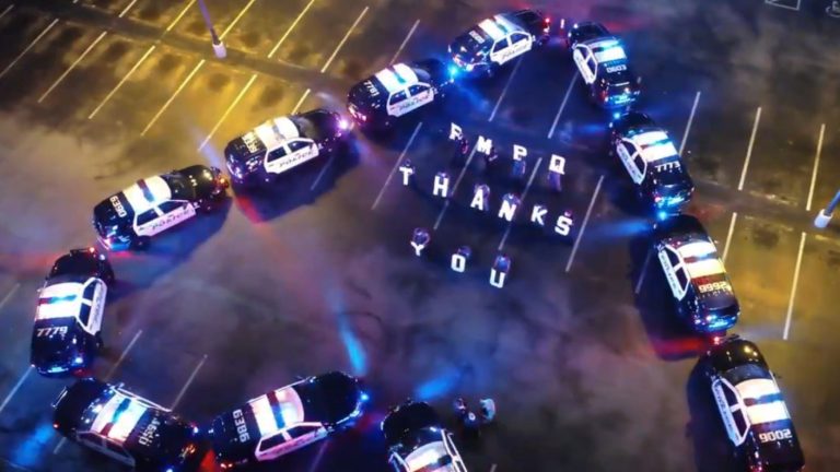 Policías formaron un corazón con sus patrullas para homenajear a trabajadores de un hospital